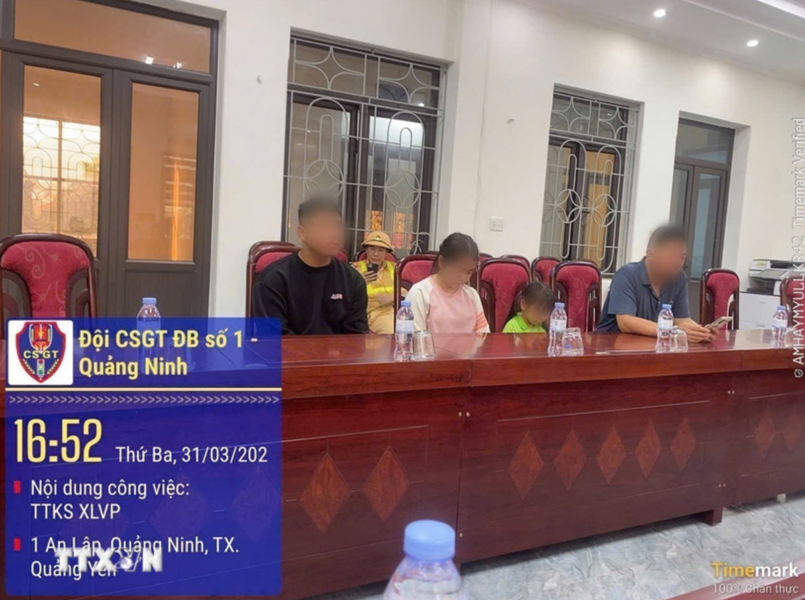 Phụ huynh cùng các cháu nhỏ được cơ quan chức năng mời lên làm việc. (Ảnh: TTXVN)