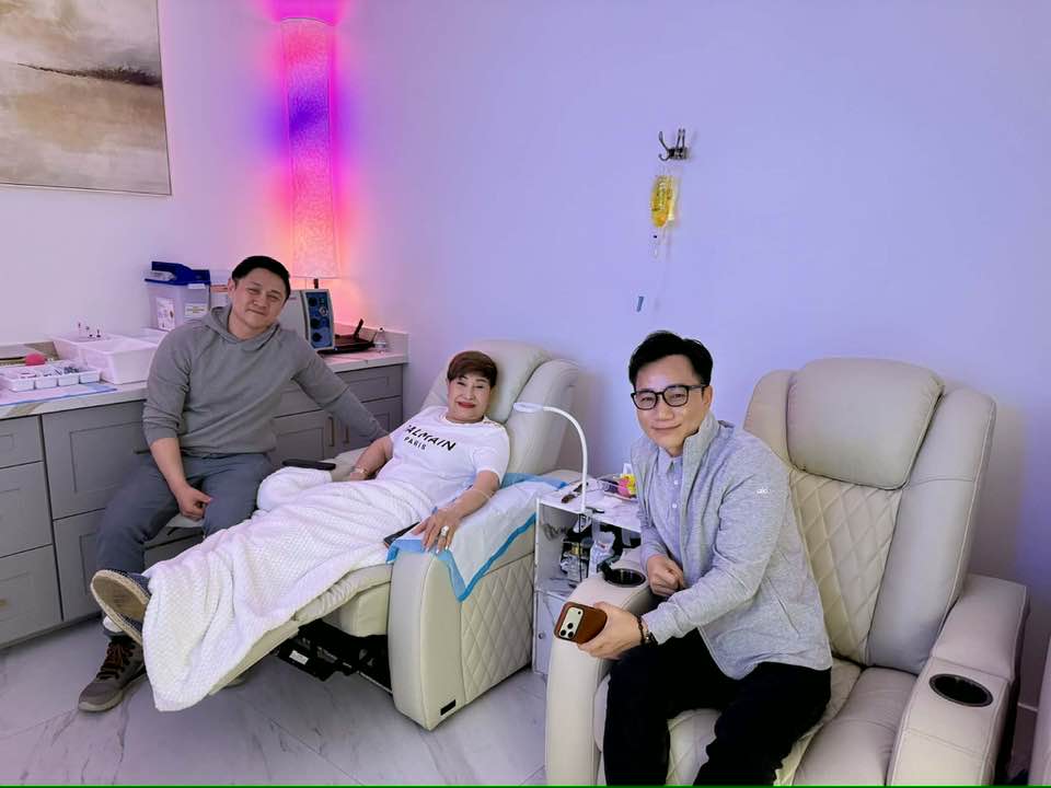 Hình ảnh vợ cũ Đàm Vĩnh Hưng truyền nước biển, vitamin...