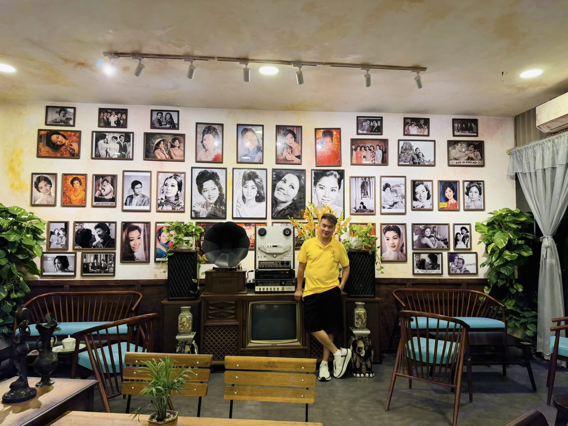 Đàm Vĩnh Hưng trong không gian quán cà phê của mình.