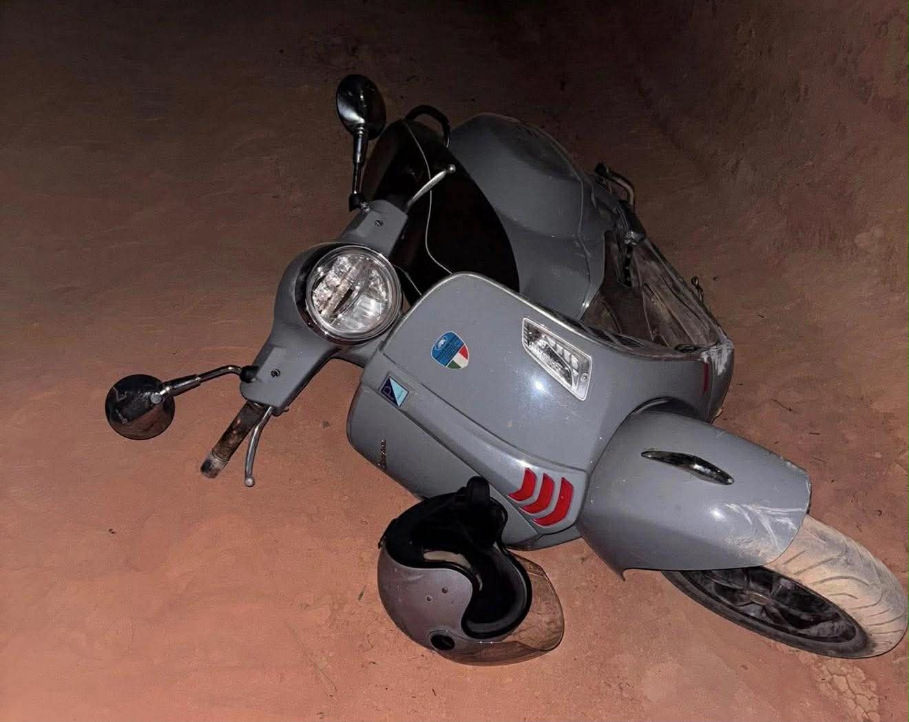 Chiếc xe máy của ông Quang được tìm thấy ở lối mòn khu vực đồi núi ở xã Sa Thầy, tỉnh Quảng Ngãi. (Ảnh: Tuổi Trẻ Online)