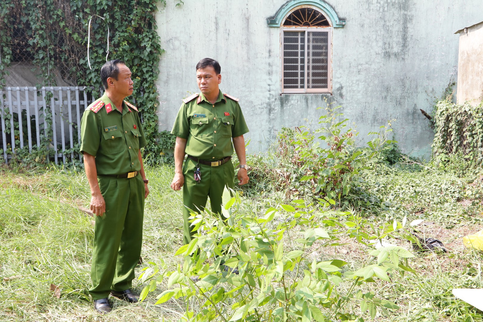 Đại tá Trà Quang Thanh - Phó Giám đốc Công an tỉnh đến hiện trường kiểm tra công tác điều tra, chỉ đạo khẩn trương làm rõ vụ việc (Ảnh: Bộ Công an).