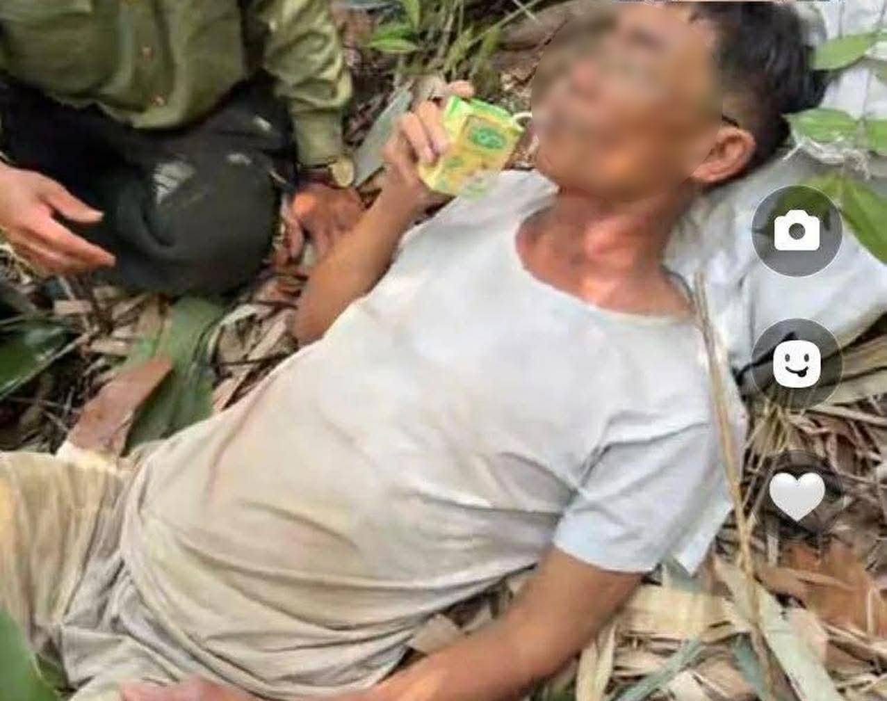 Sau 3 ngày mất tích, ông Quang được tìm thấy trong rừng núi, cách nhà 40km trong tình trạng gầy sọp và mệt mỏi. (Ảnh: Tuổi Trẻ Online)