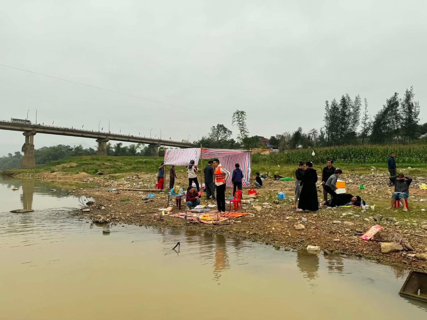 Hiện trường người dân đang tìm kiếm cô gái trẻ - Ảnh: Chuyện Nghệ An