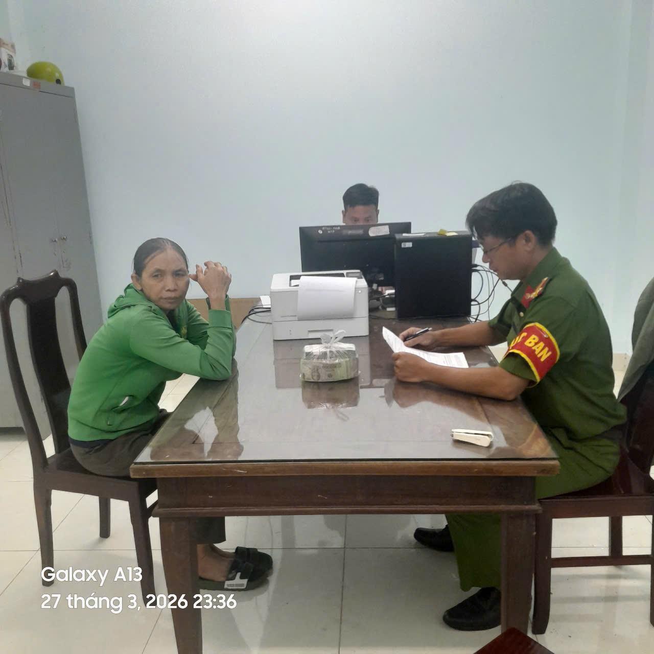 Đối tượng Lê Thị Cúc cùng tang vật tại Công an phường (Ảnh: Công an Đồng Nai).