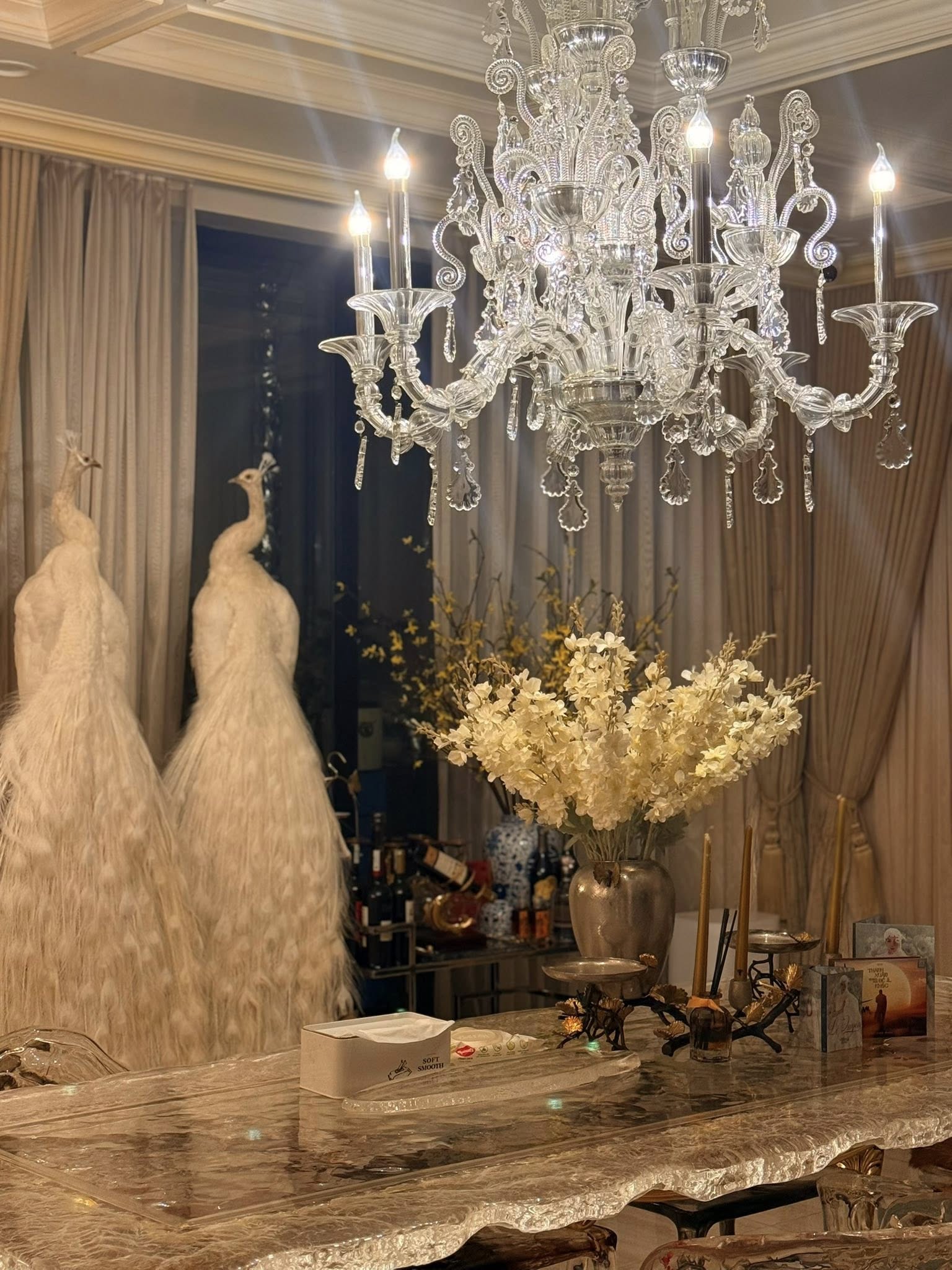 Cơ ngơi trăm tỷ, xa hoa như cung điện của Lệ Quyên ở TP.HCM