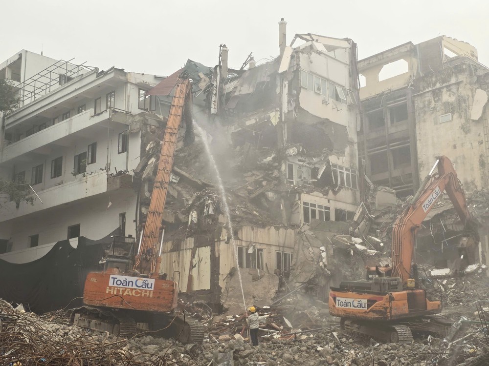 Các hạng mục thuộc Tổng công ty Truyền tải điện quốc gia và Khách sạn Điện lực được phá dỡ hôm 31/3. (Ảnh: Pháp luật TP.HCM)