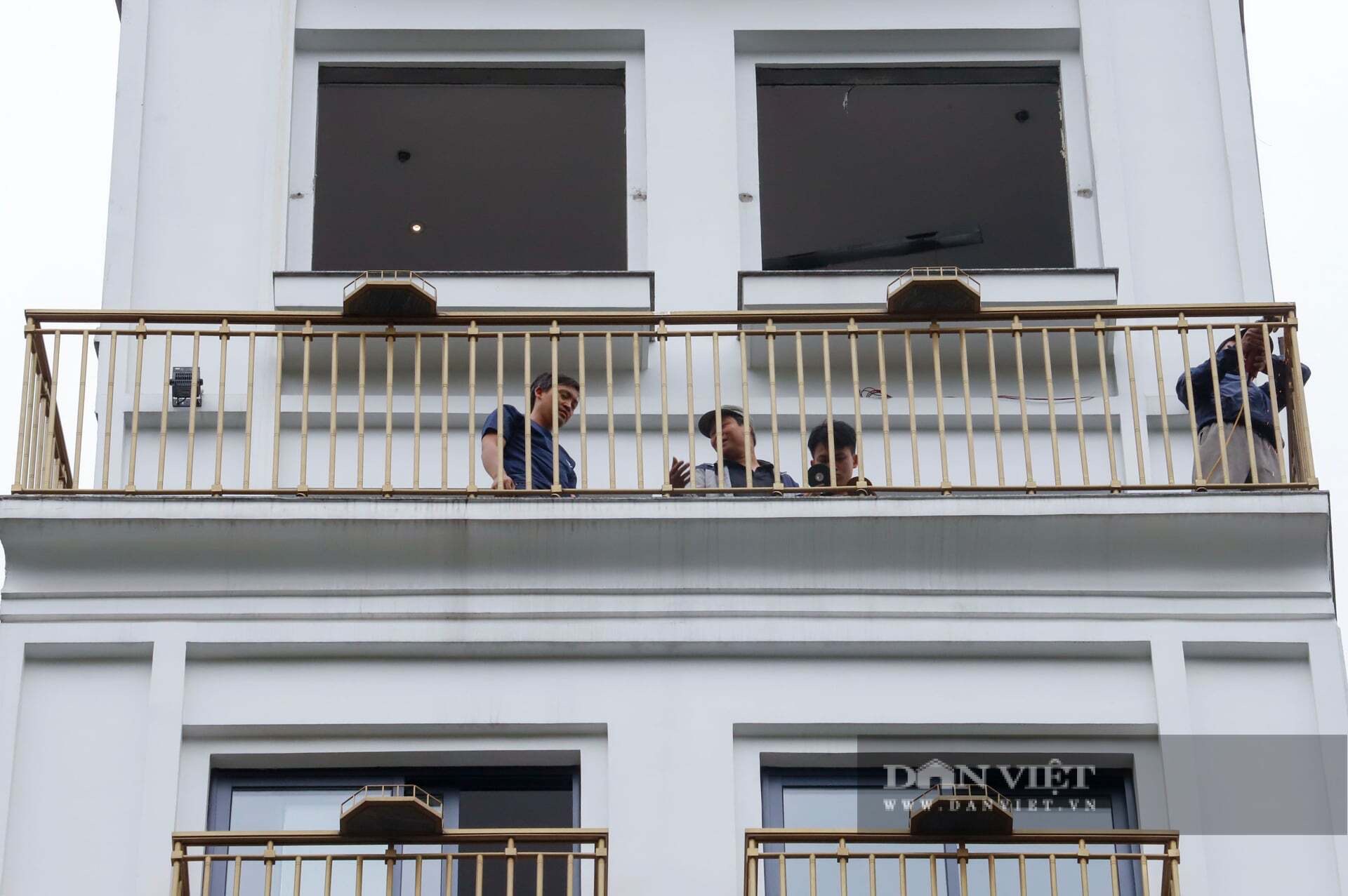 Công tác tháo dỡ, di dời đang được diễn ra tại khách sạn. (Ảnh: Dân Việt)