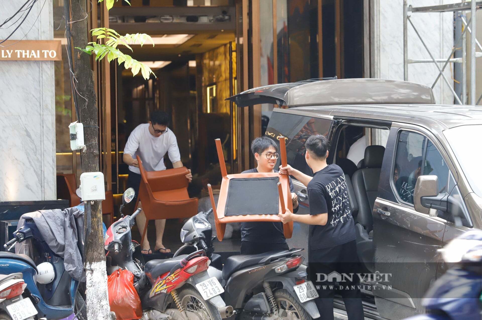 Đồ đạc được lần lượt chuyển đi. (Ảnh: Dân Việt)