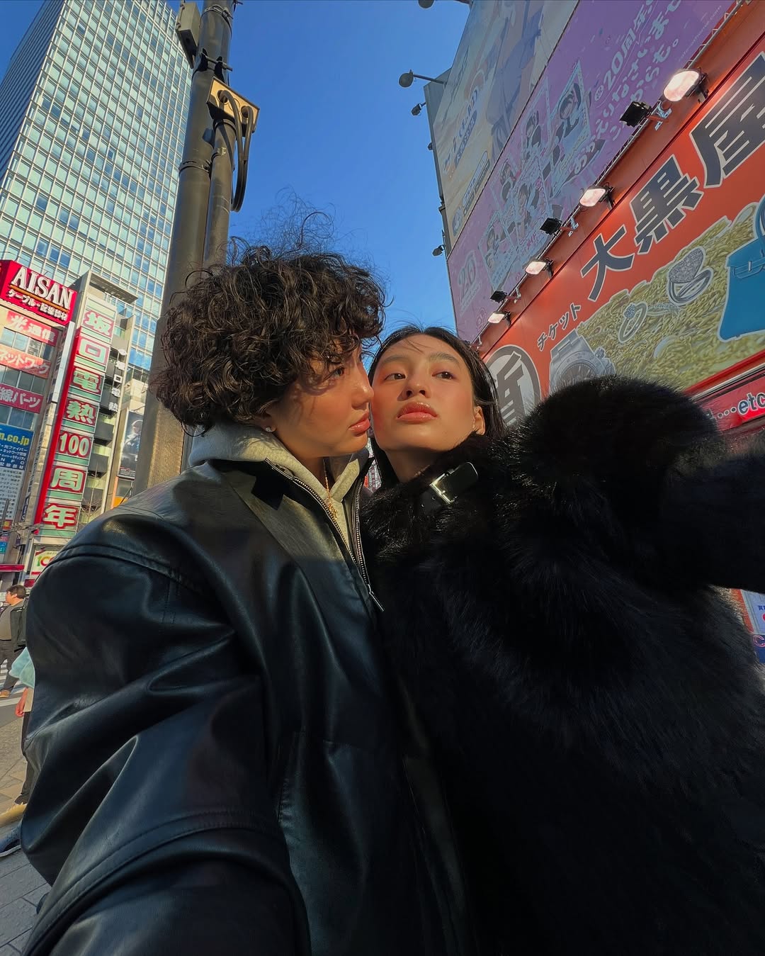 Mỹ nhân 9x còn nhận được sự ủng hộ của người hâm mộ khi công khai yêu đồng giới.