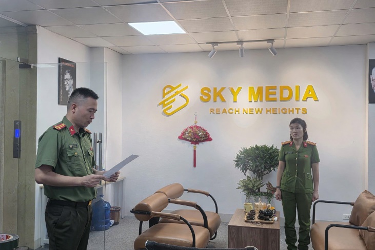 Cơ quan An ninh điều tra Công an Thành phố tiến hành khám xét Công ty Sky Media - Ảnh: Công an Hà Nội