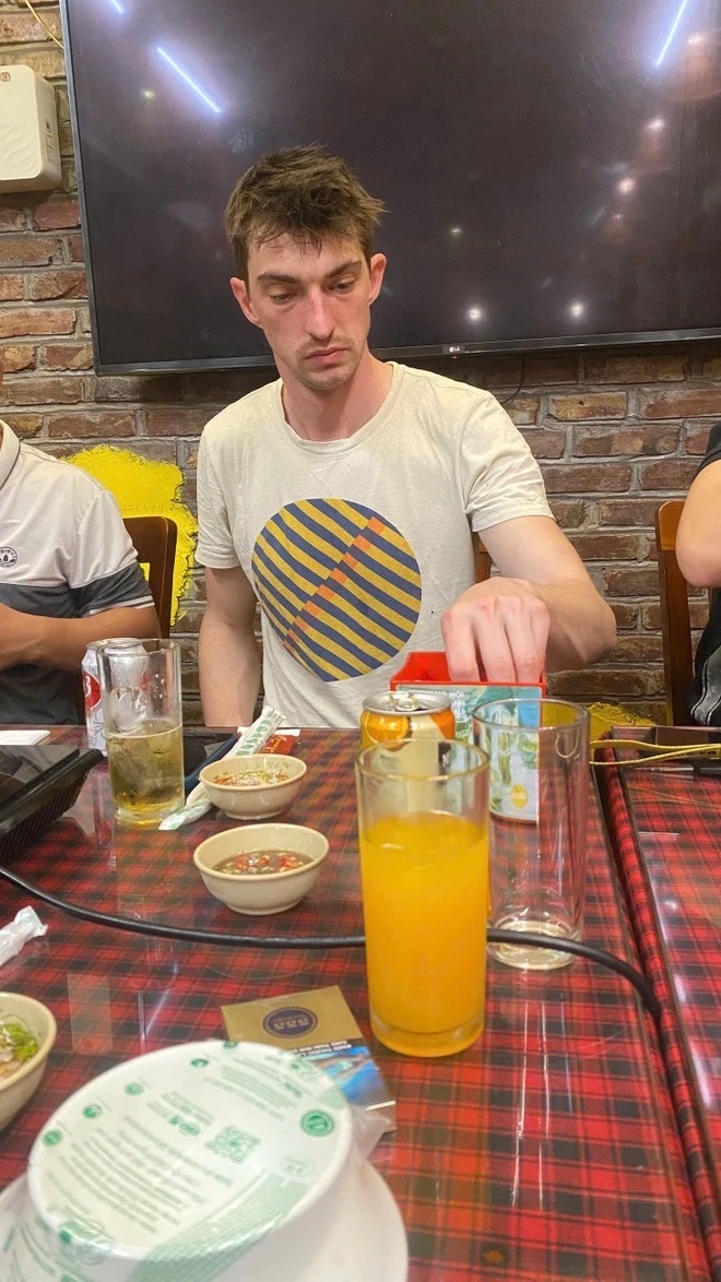 Anh Florian được anh Huy đưa đi tham quan vài nơi ở Lạng Sơn rồi di chuyển về Hà Nội. (Ảnh: Tri thức - Znews)