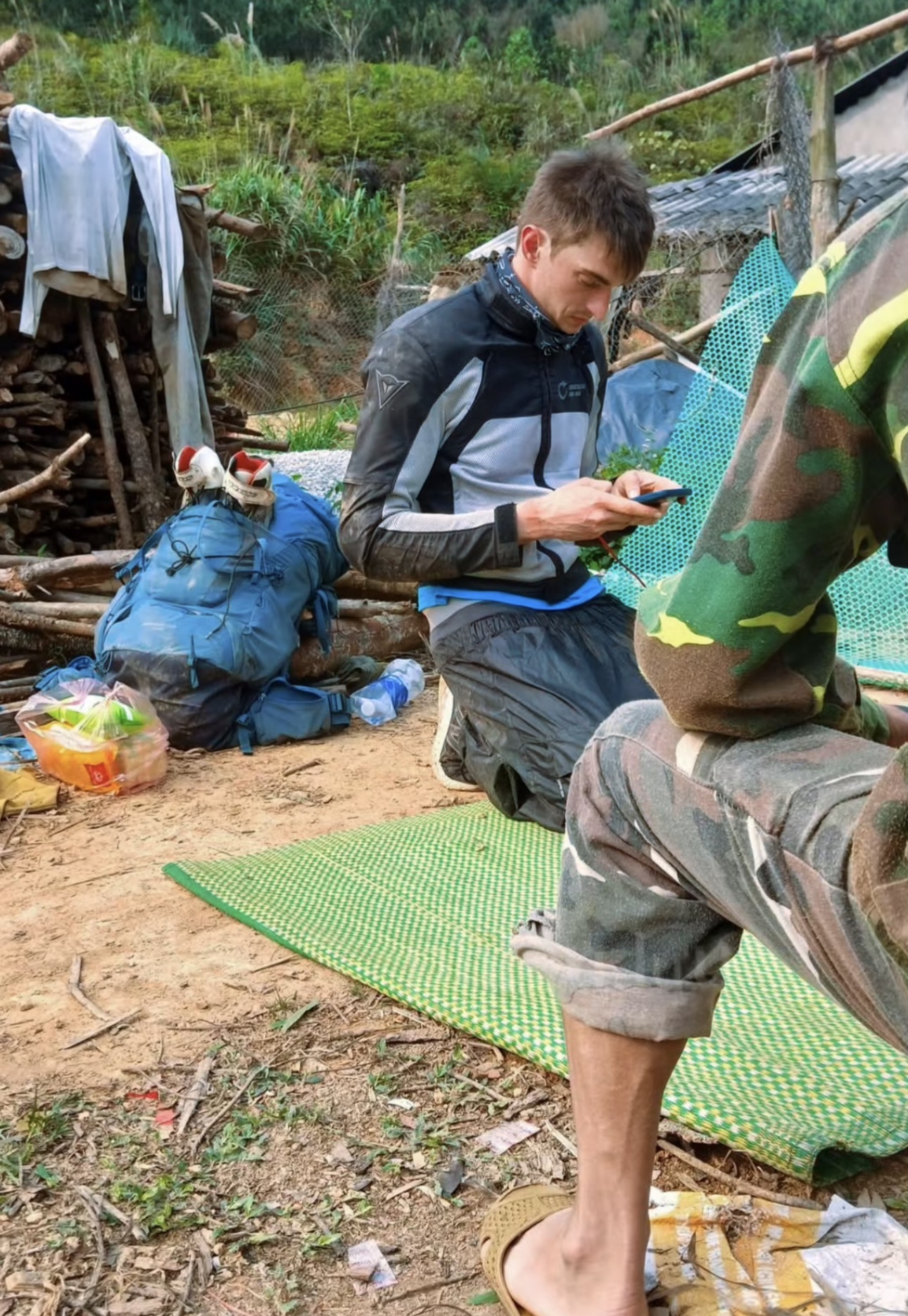 Nam du khách quỳ gối xin được giúp đỡ. 