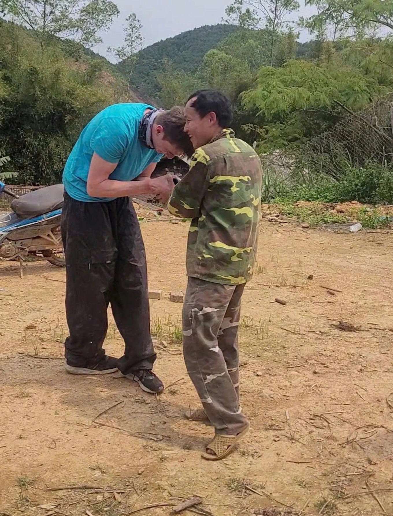 Nam du khách bày tỏ sự biết ơn trước sự giúp đỡ hết lòng của mọi người. 