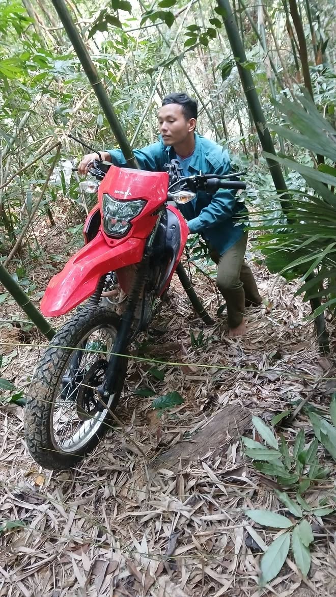 Chiếc xe sau đó đã được lực lượng chức năng và người dân hỗ trợ đưa lên.