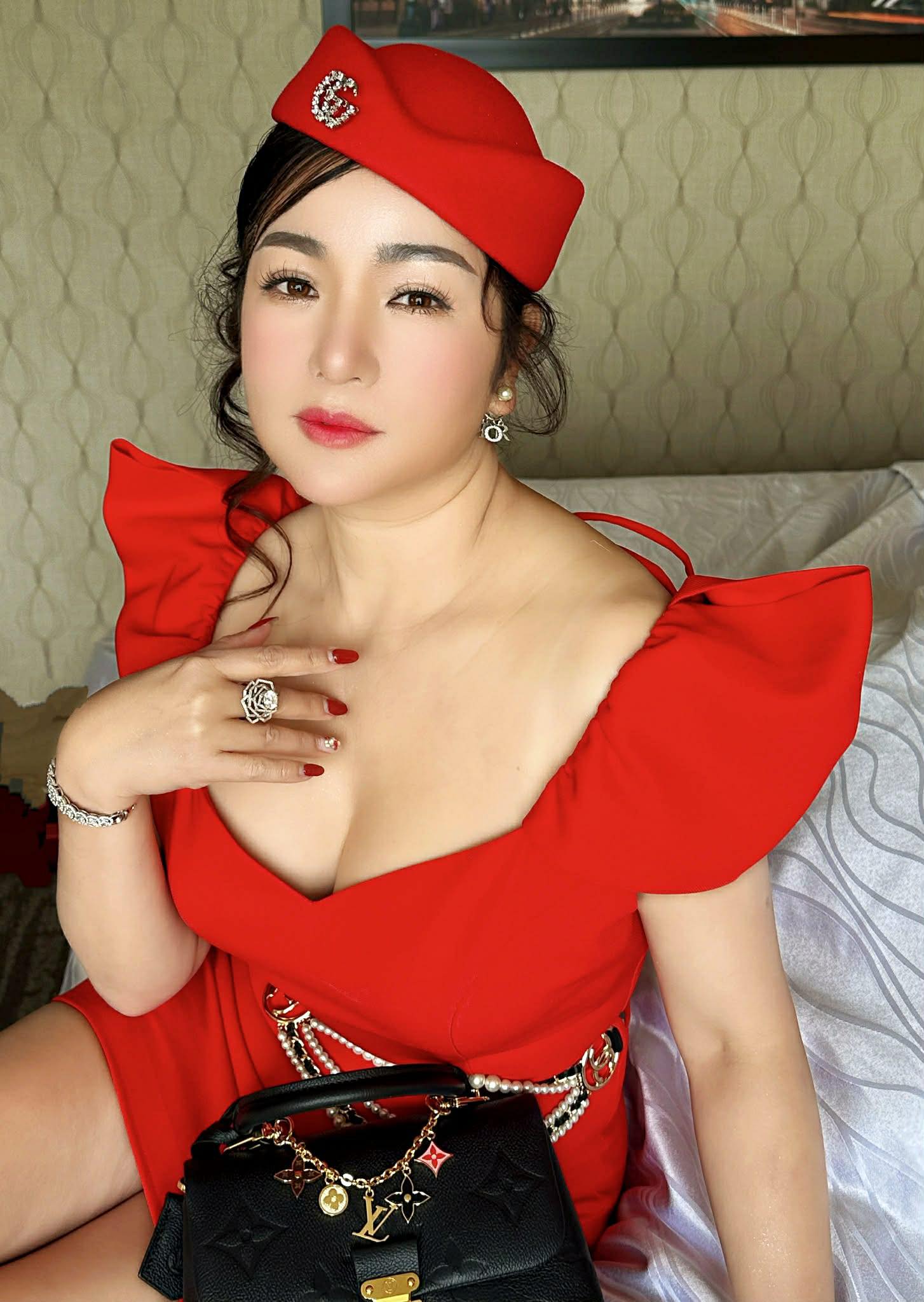 Ở tuổi U50, nữ danh hài vẫn khá trẻ đẹp, gợi cảm