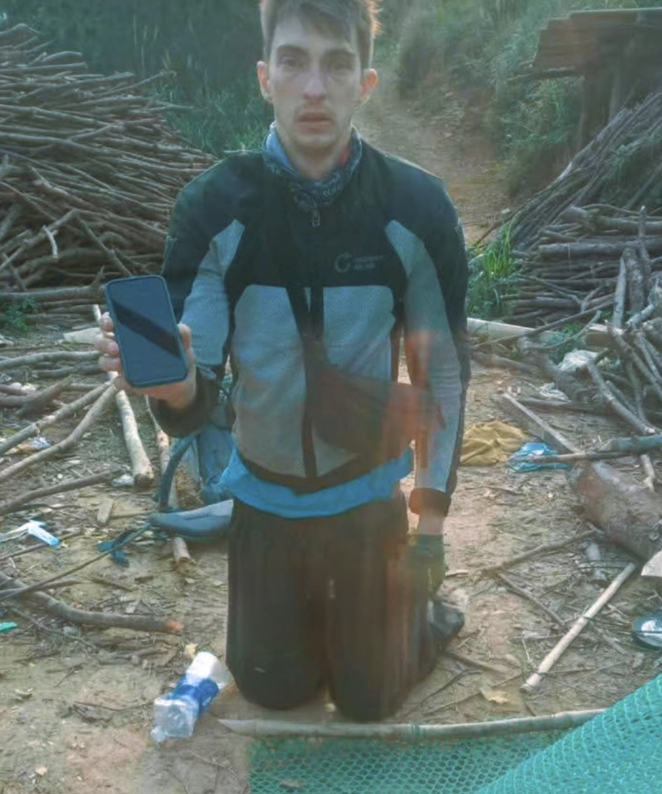 Hình ảnh anh Florian tiều tụy, mệt mỏi sau 1 đêm mắc kẹt trong rừng. 