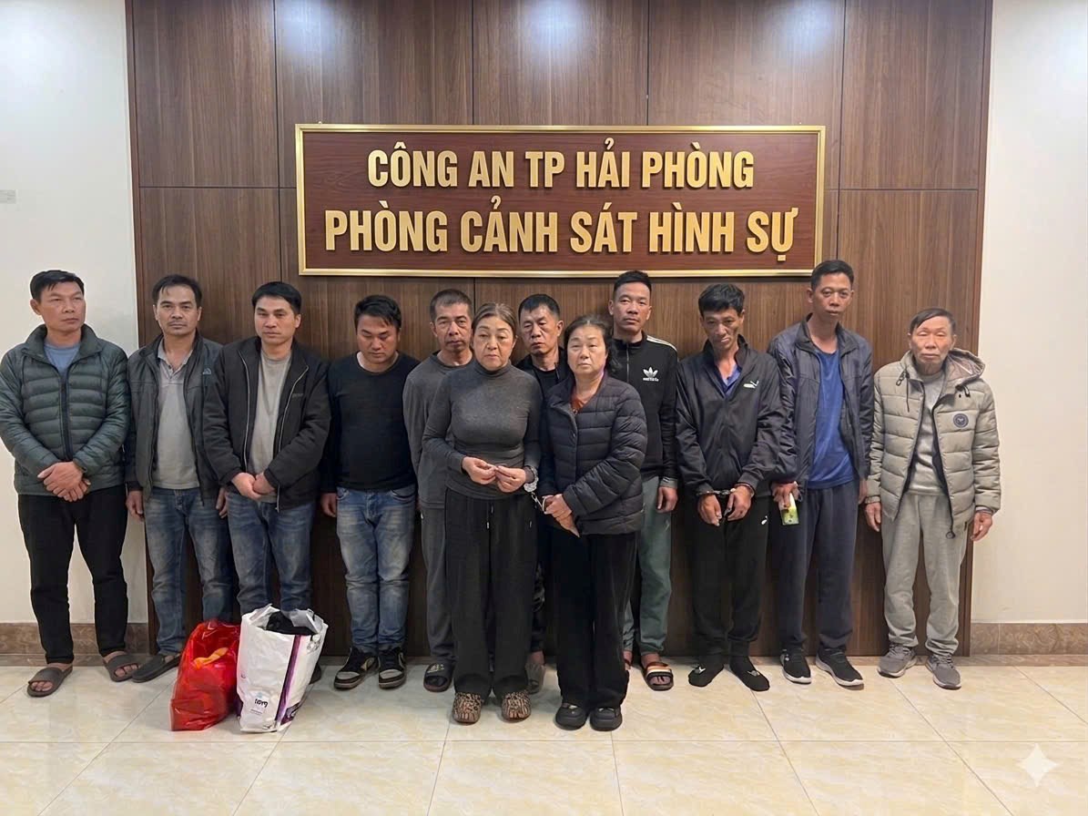 12 bị can trong vụ án. Ảnh: CA Hải Phòng