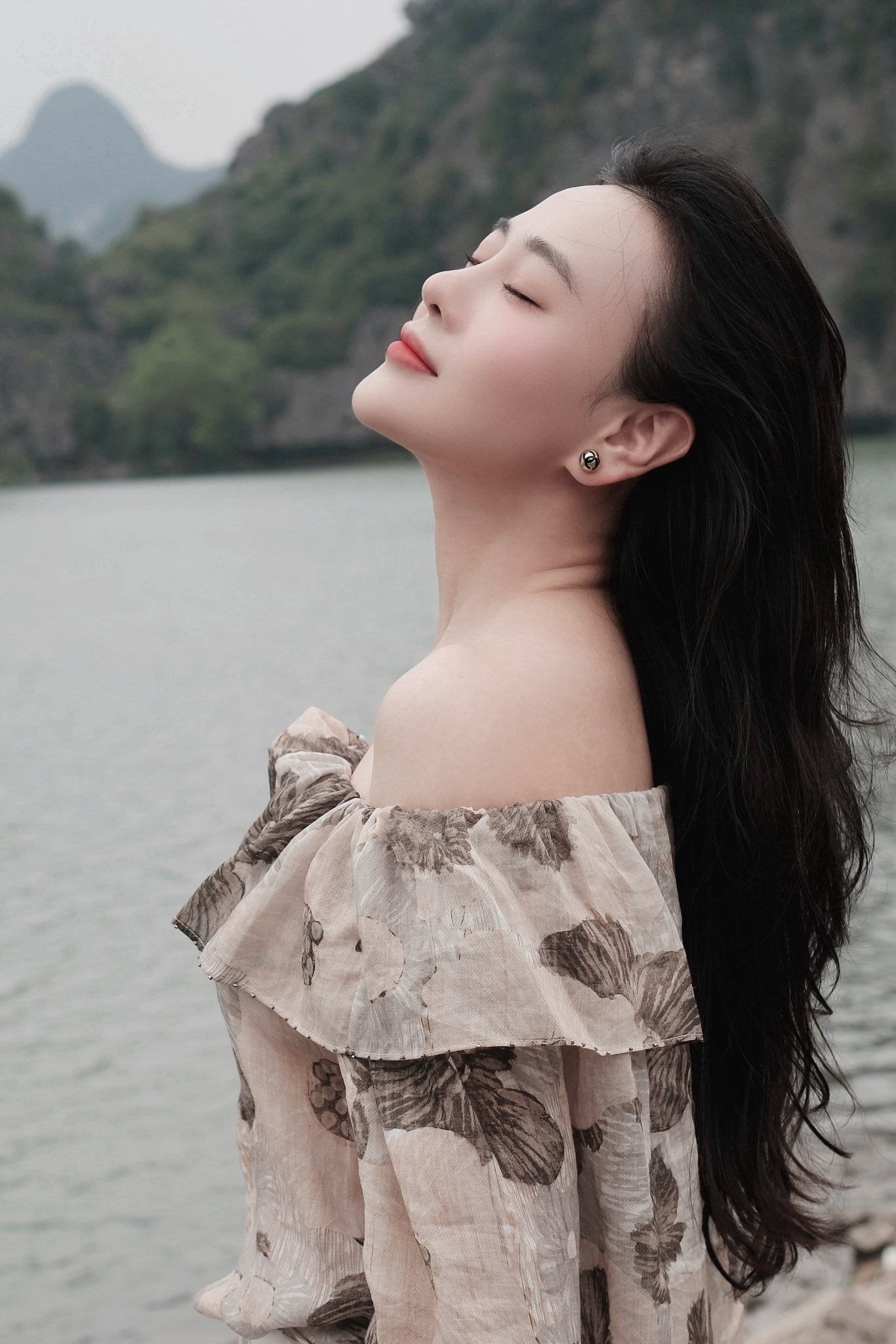 Phương Oanh đăng loạt ảnh mới trên trang cá nhân sau thời gian kín tiếng