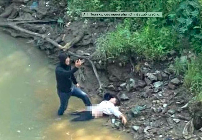 Anh Toản cứu nạn nhân lên bờ. (Nguồn: Tiền Phong)