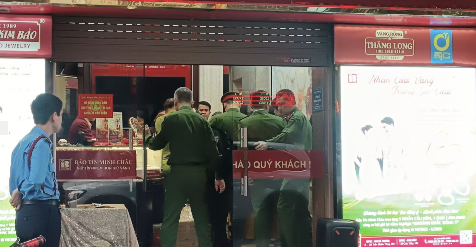Cơ quan công an xuất hiện tại chi nhánh của Bảo Tín Minh Châu hôm 25/3 - Ảnh: Tiền Phong