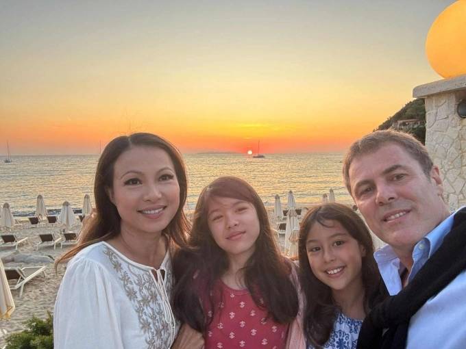 Gia đình riêng của nàng hậu sống ở Ý.