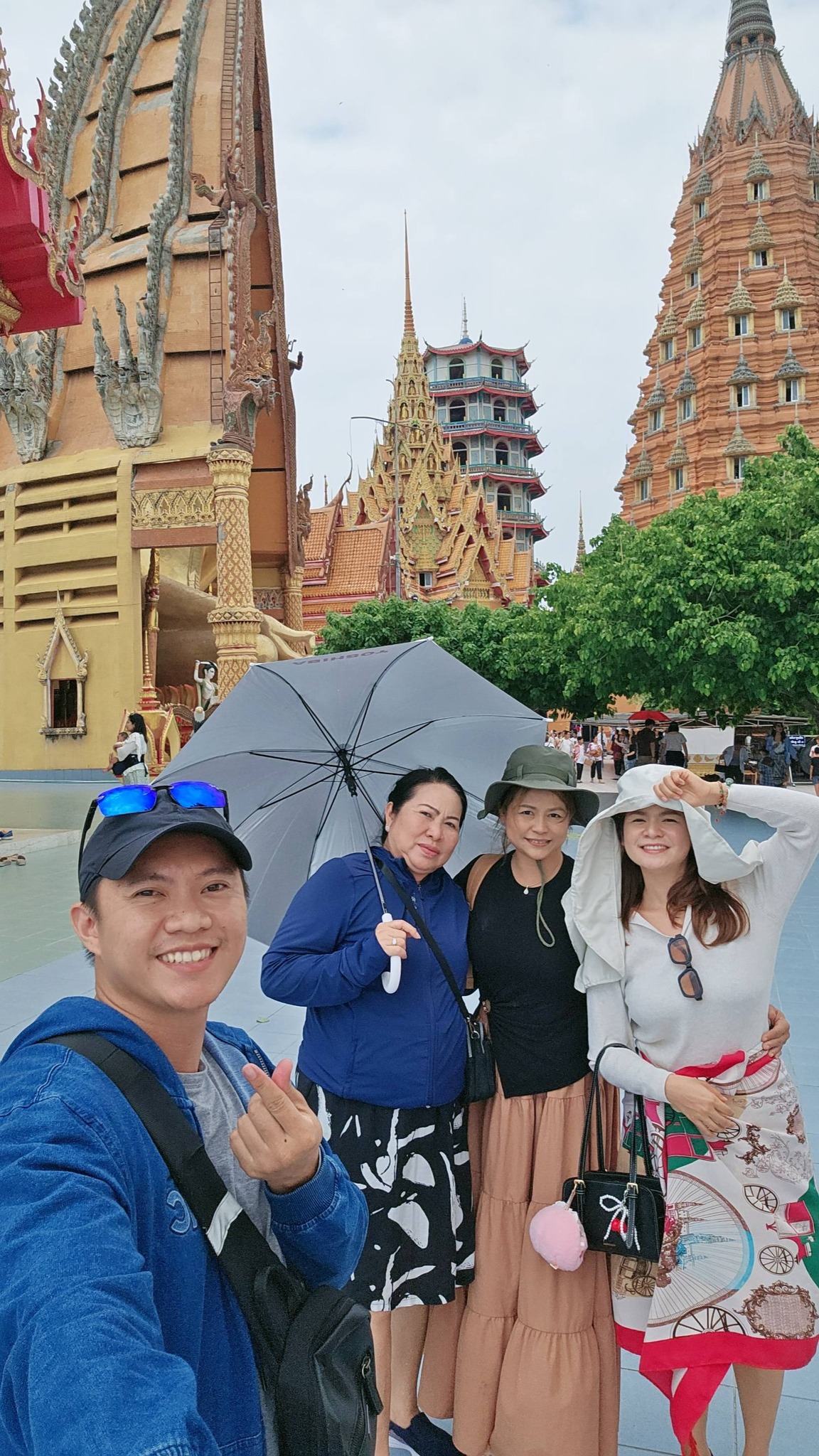 Duy, Nan cùng 2 mẹ. Tình cảm 2 bên sui gia rất tốt đẹp.