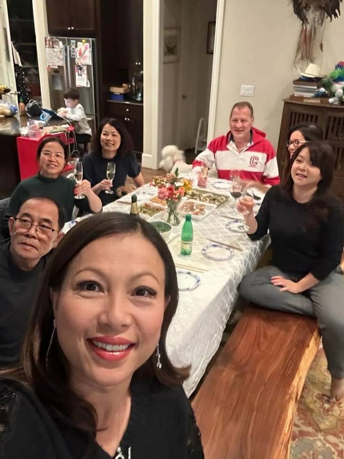 Ngô Mỹ Uyên hạnh phúc khi gia đình sum vầy.