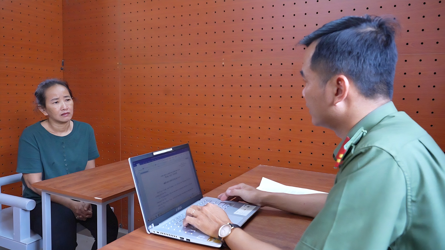 Cơ quan An ninh điều tra Công an TP Cần Thơ làm việc với đối tượng Huỳnh Thị Thu Thảo (Ảnh: Bộ Công an).