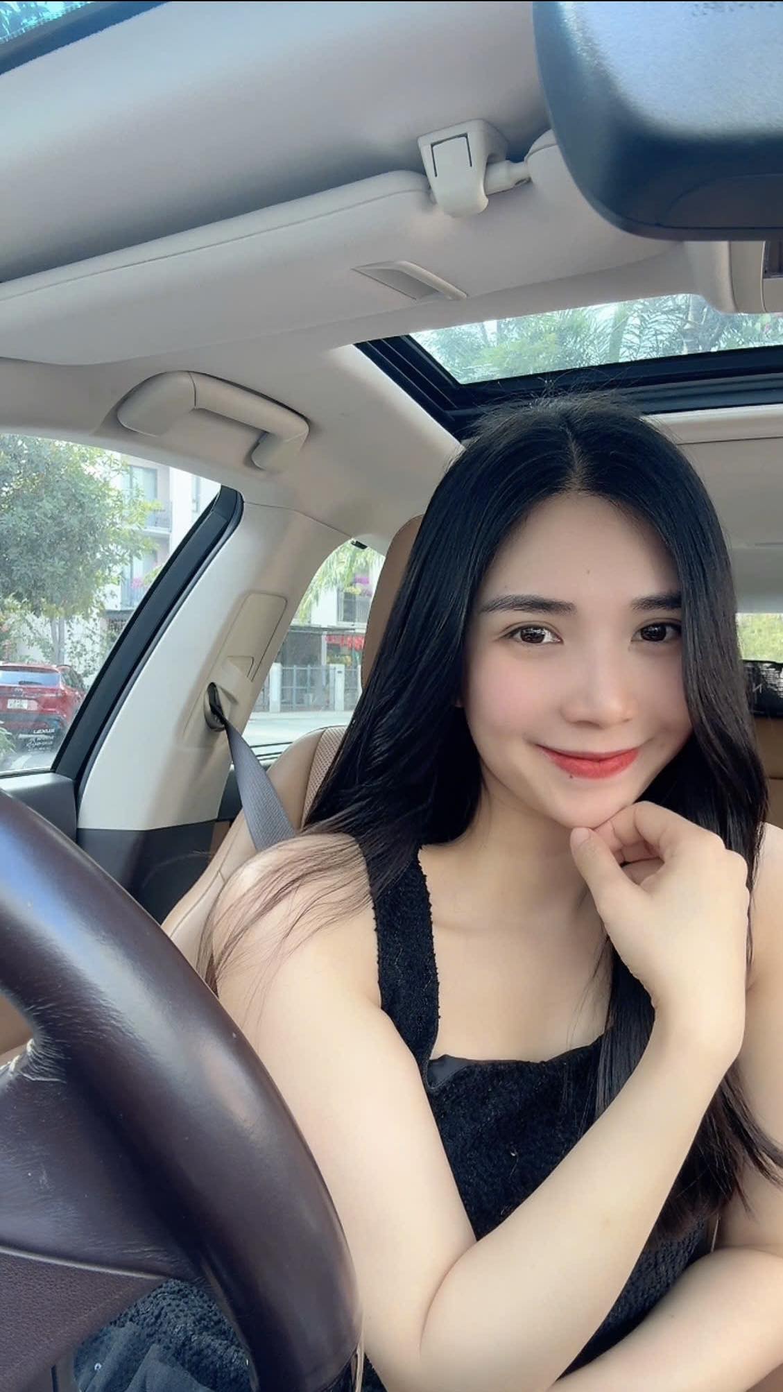 Thanh Bi ở hiện tại vẫn xinh đẹp nhưng mang nét trưởng thành và điềm tĩnh hơn