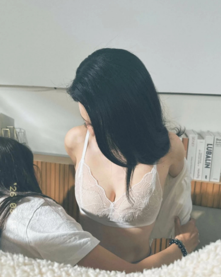 Trần Kiều Ân khiến người hâm mộ xuýt xoa khi chia sẻ loạt ảnh mới với hình tượng gợi cảm và táo bạo trong bộ nội y ren trắng