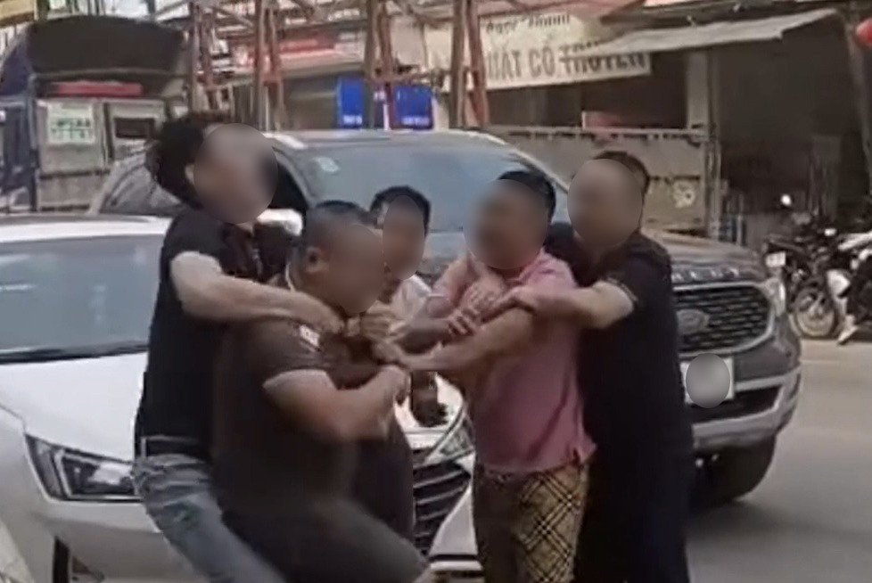 Nhóm người xảy ra xô xát trên đường. 