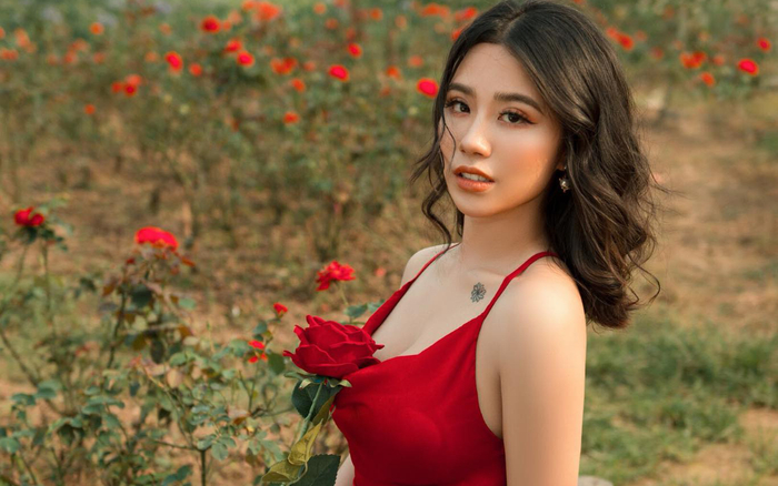 Linh Miu (tên thật là Vũ Mỹ Linh, sinh năm 1993), hot girl nổi tiếng với phong cách hở bạo