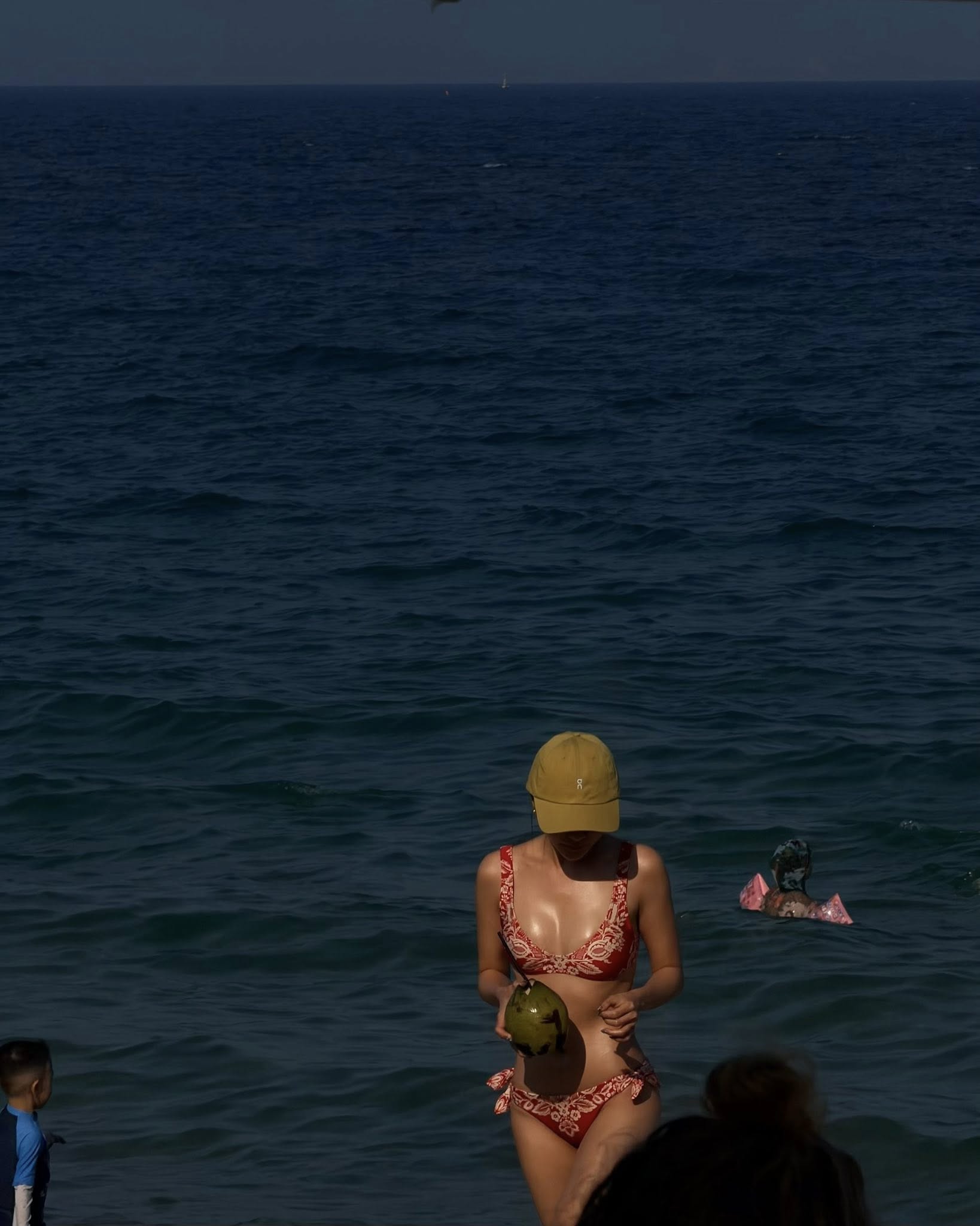 Nữ ca sĩ diện bikini hai mảnh màu đỏ nổi bật, tự tin khoe body “cực cháy” 