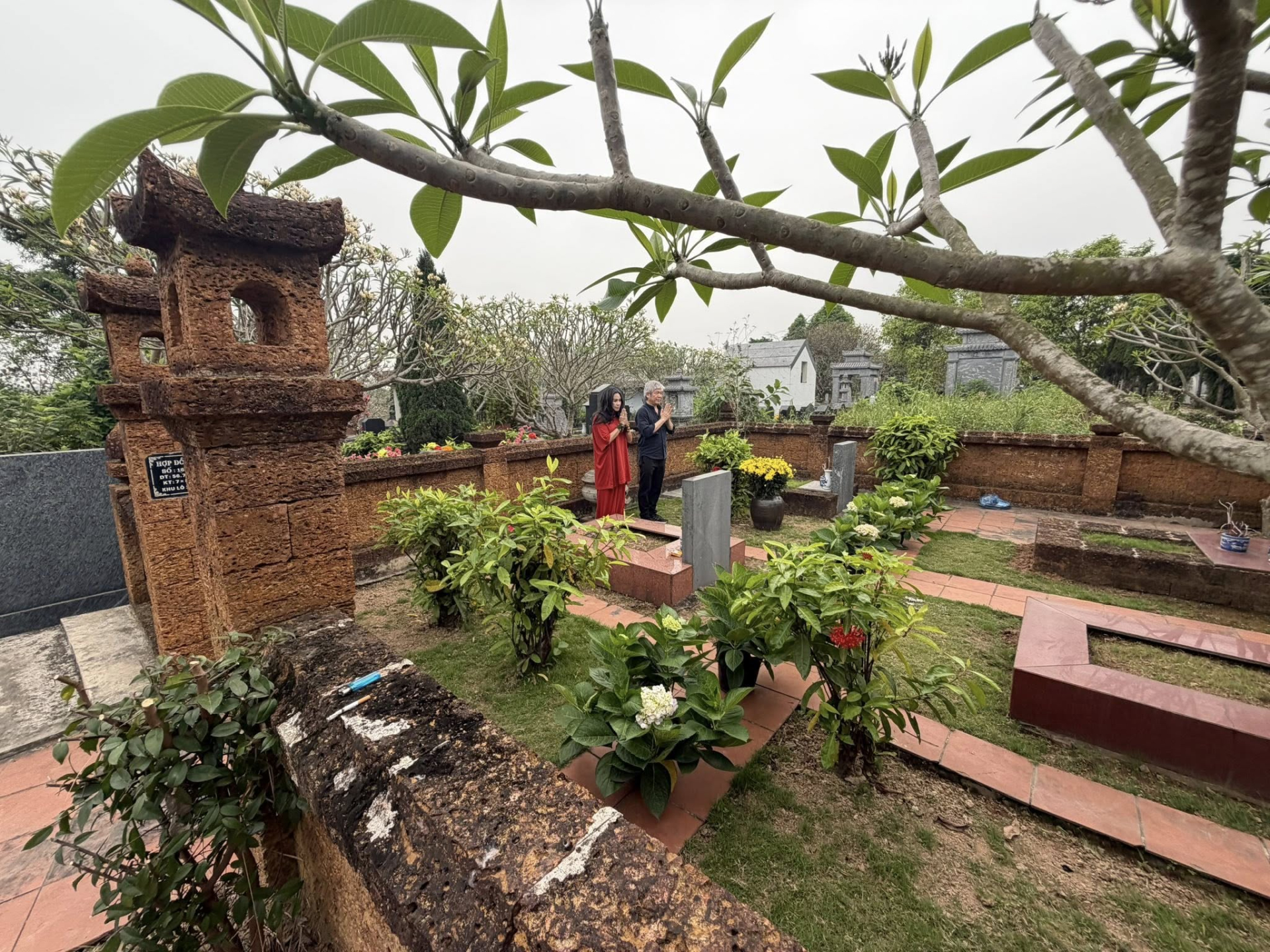 Nơi an nghỉ của bố mẹ chồng Thanh Lam.