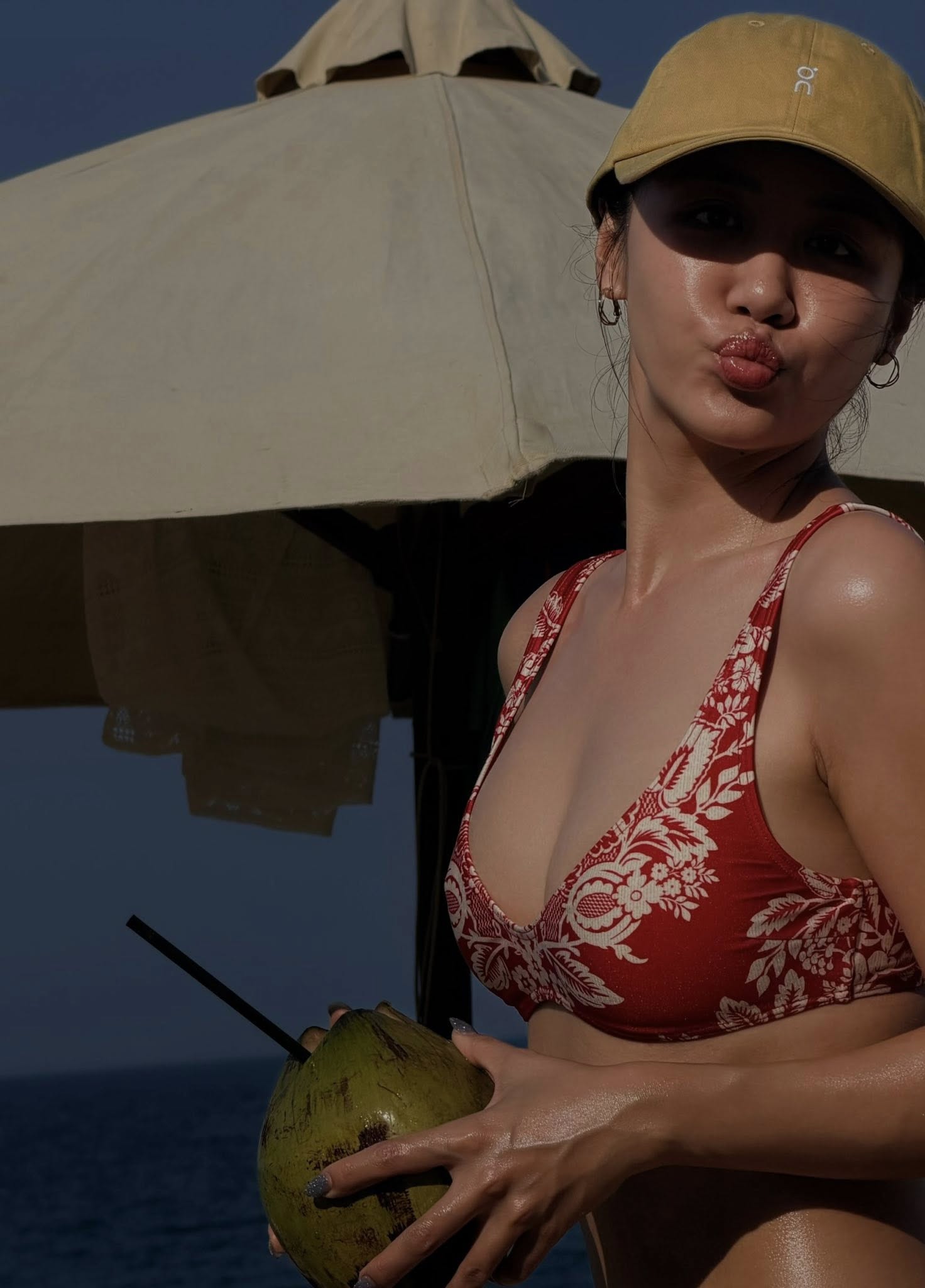 Văn Mai Hương đã khiến mạng xã hội “dậy sóng” khi đăng tải loạt ảnh diện bikini đầy cuốn hút tại một điểm du lịch biển