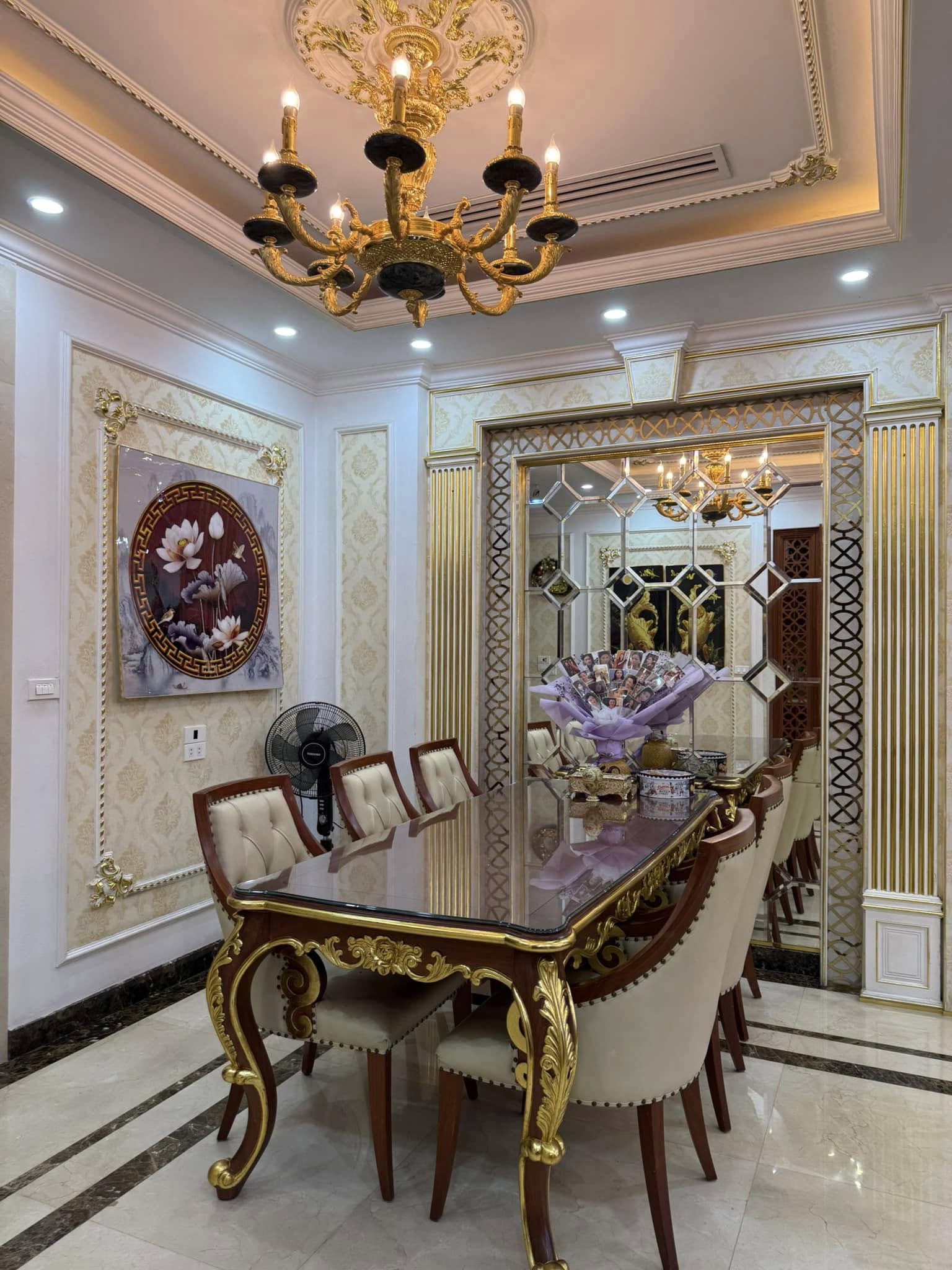 Nữ nghệ sĩ và gia đình hiện đang sống trong một căn biệt thự bề thế