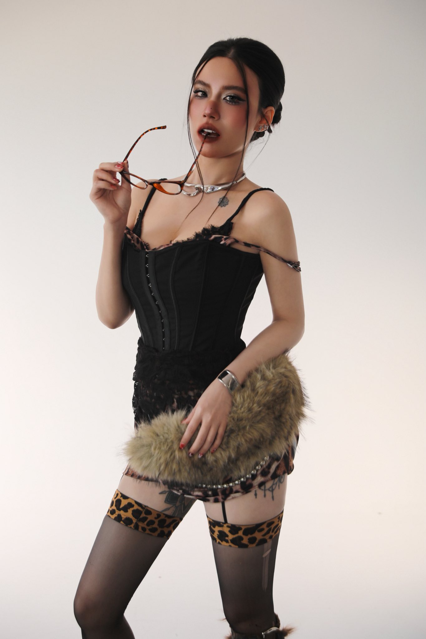 Linh Miu dường như vẫn giữ nguyên phong cách gợi cảm