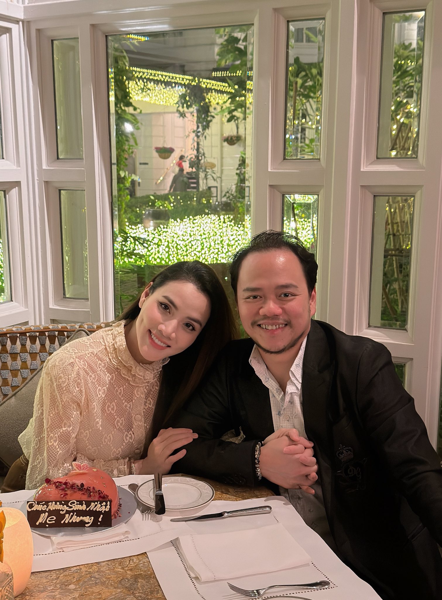 Trang Nhung hiện có cuộc sống viên mãn bên ông xã và các con