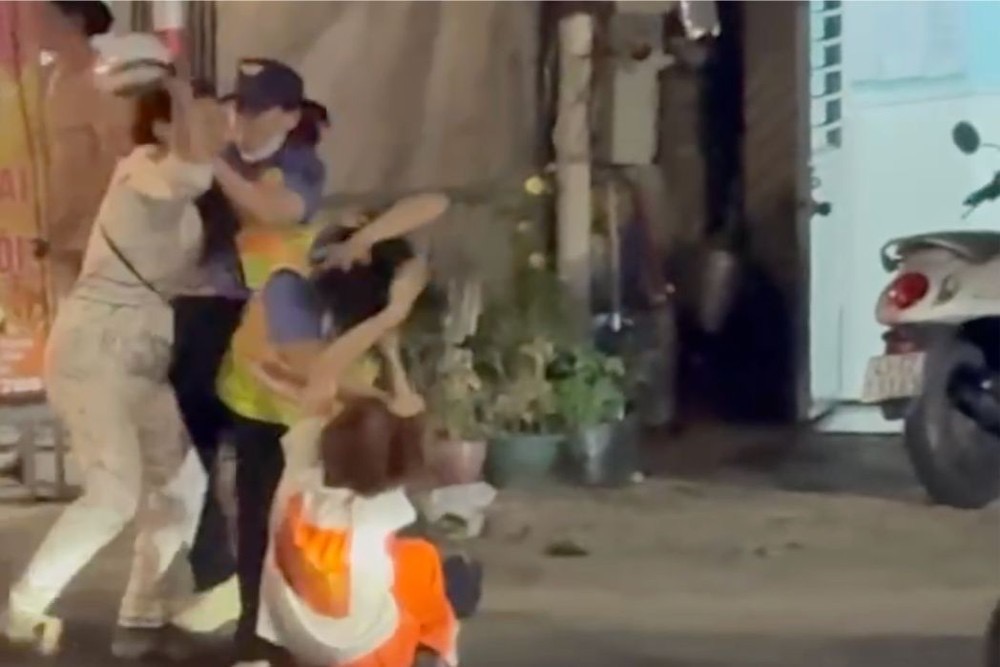 Sự việc Phúc hành hung 2 nữ nhân viên gác chắn khiến dư luận bức xúc, 