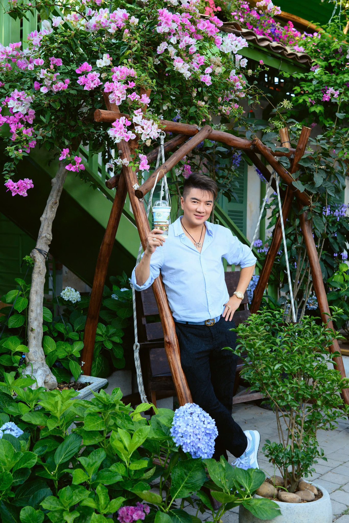 Thời gian qua, Đàm Vĩnh Hưng thu hút sự chú ý khi mở quán cà phê ở Thảo Điền