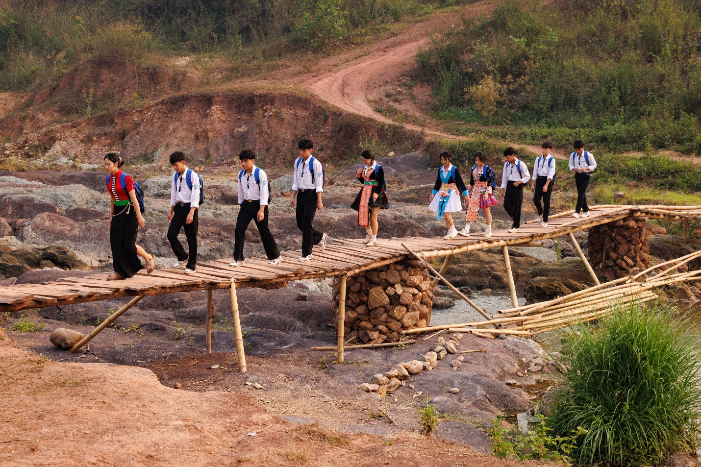 Các em học sinh Trường PTDTNT THPT Nà Hỳ háo hức chào đón đoàn Hành trình Từ Trái Tim