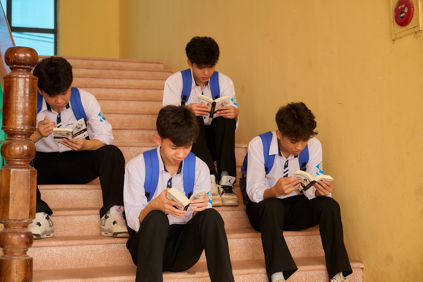   Sách quý đổi đời đến tay các em học , tiếp thêm niềm tin để các em vững bước theo đuổi ước mơ  