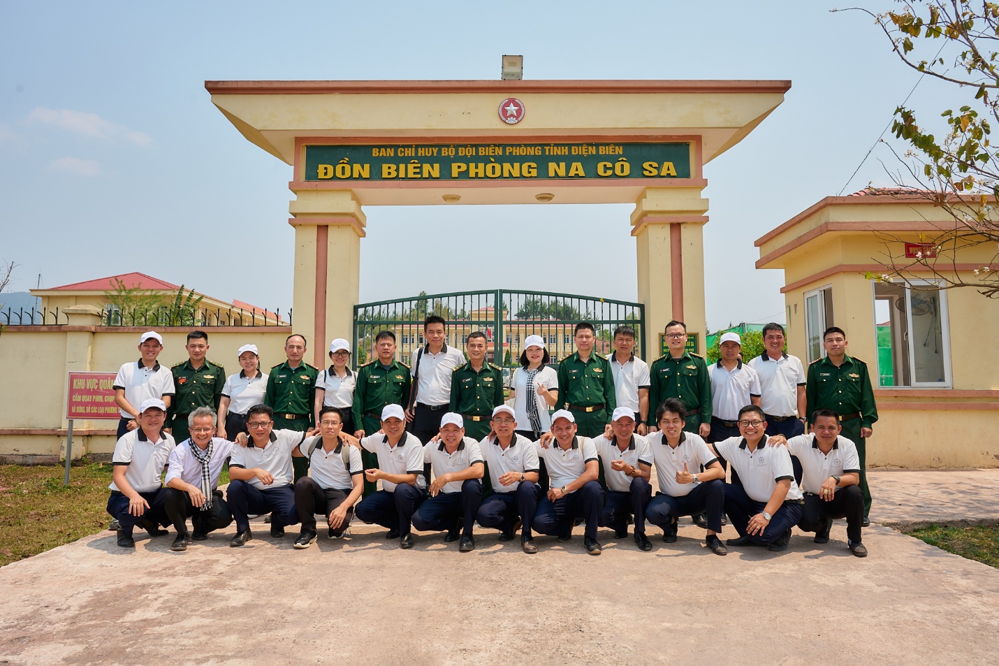 Hành trình Từ Trái Tim vượt địa hình núi cao, dốc sâu và nắng nóng gay gắt đến với Đồn Biên Phòng Na Cô Sa