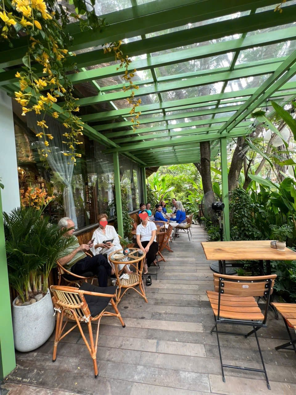 Đàm Vĩnh Hưng khoe hình ảnh quán đông khách