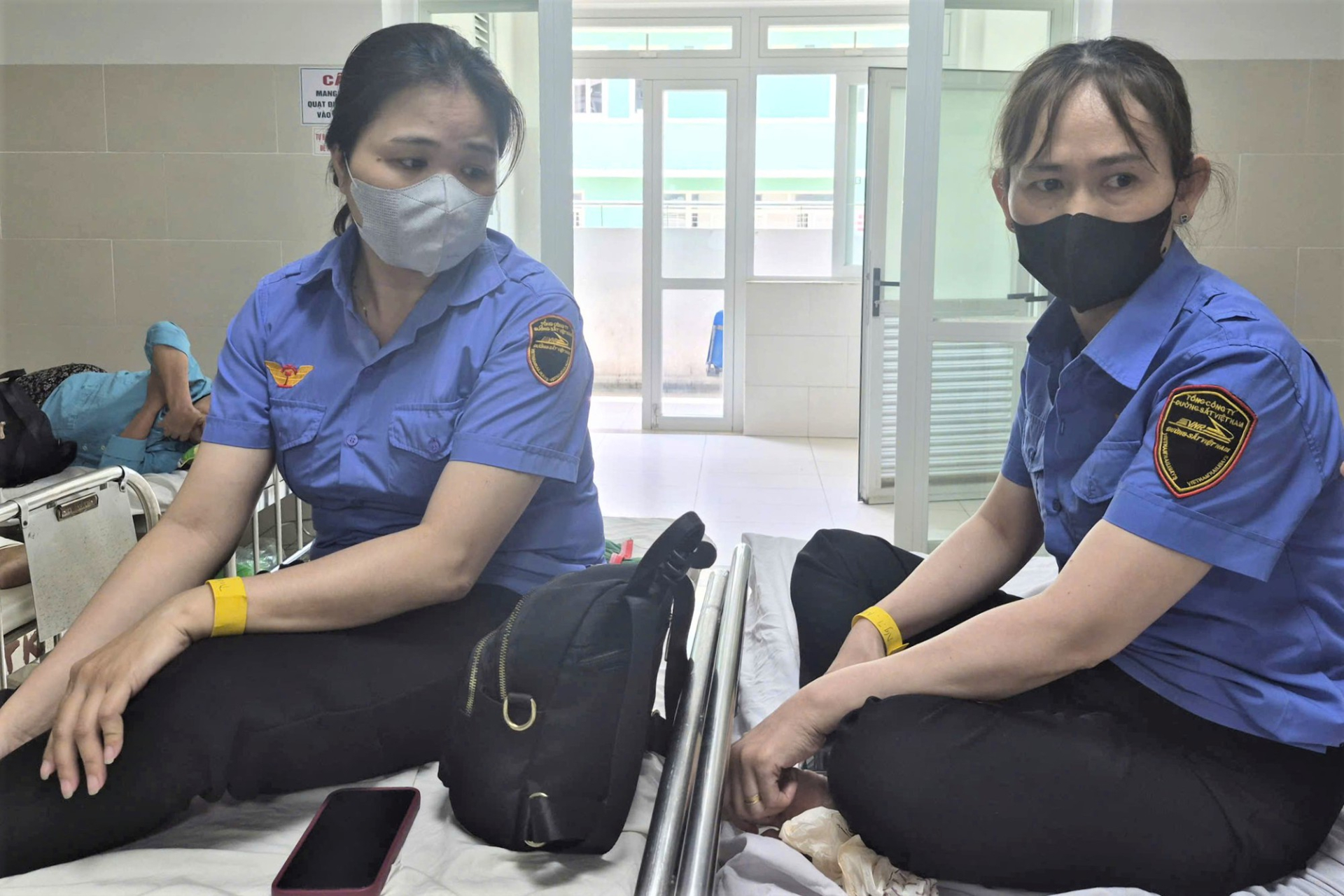 2 nữ nhân viên gác chắn hoảng loạn tinh thần sau khi bị hành hung. 