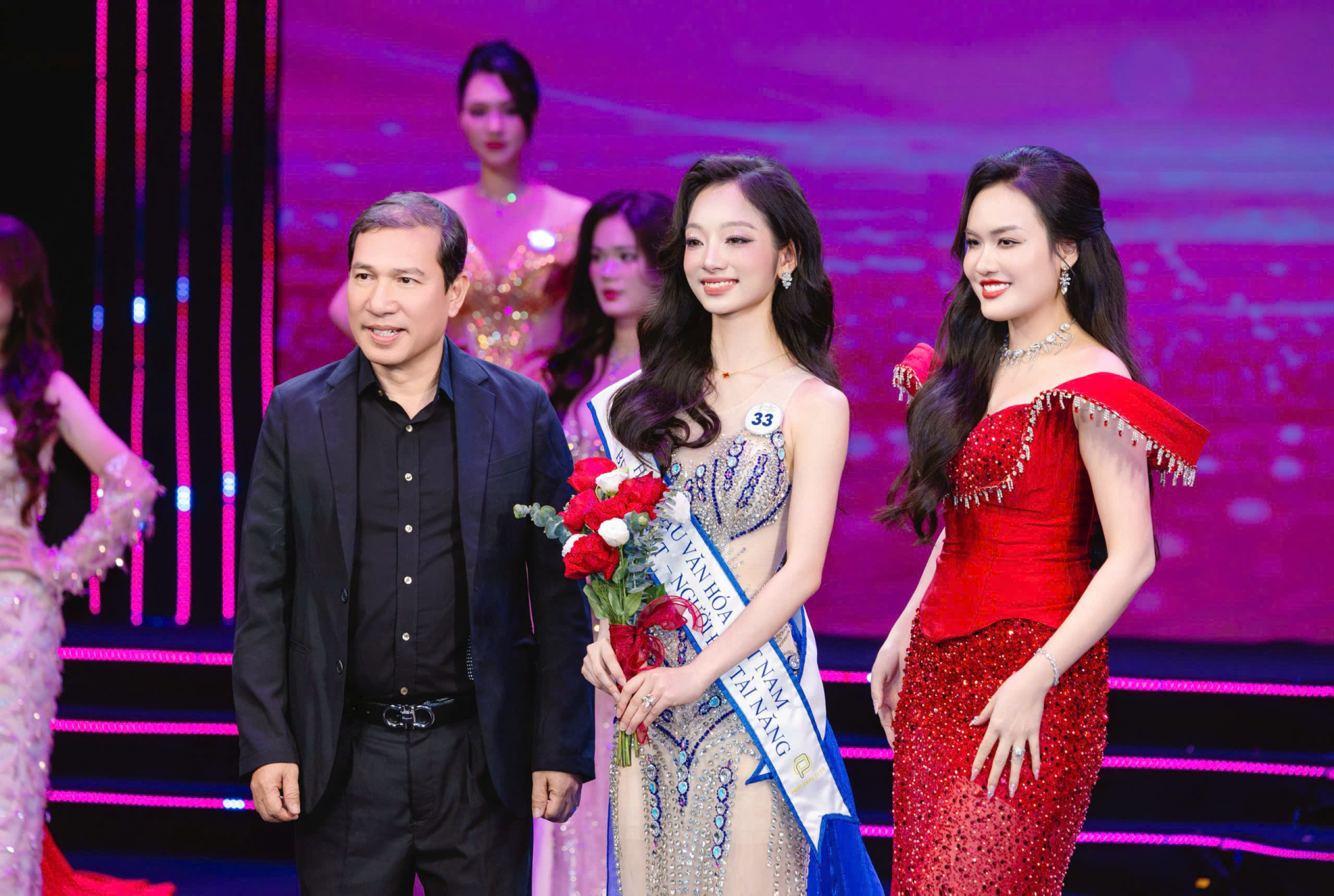 Tố Uyên đoạt á hậu 4.