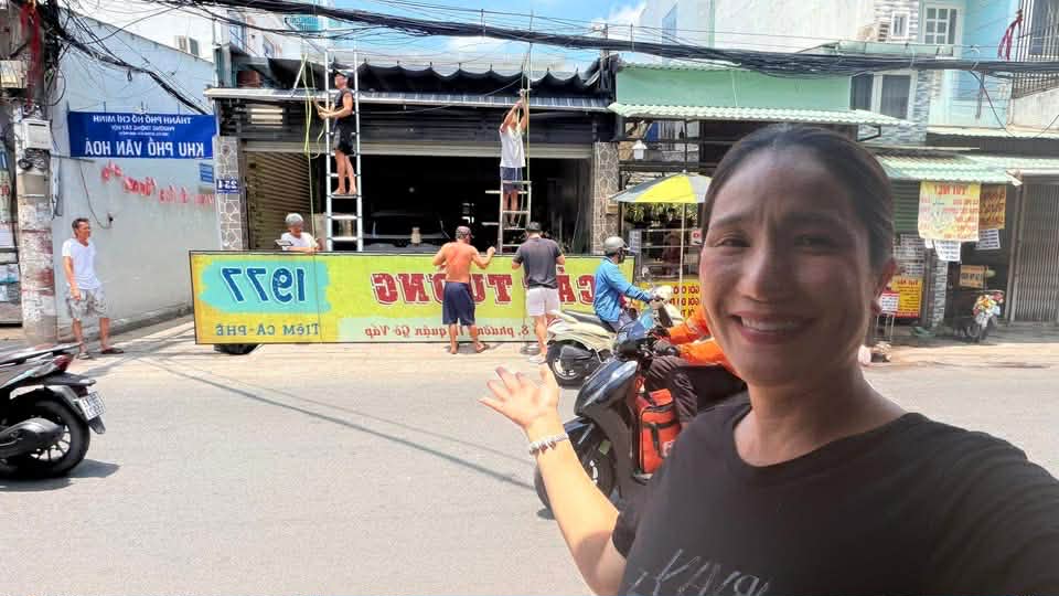 Cát Tường chụp ảnh làm kỷ niệm.