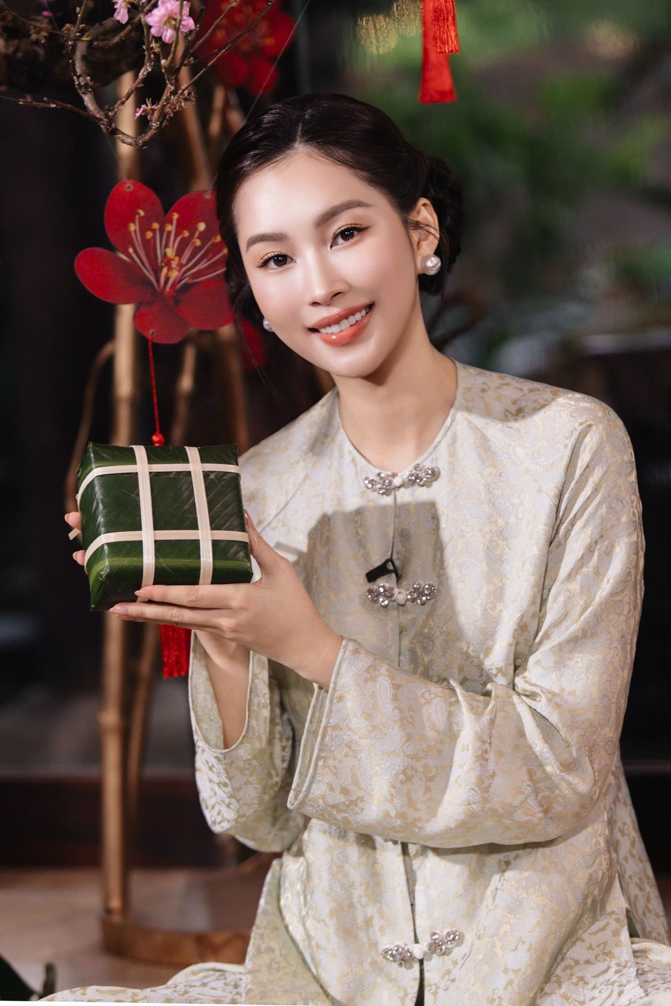 Bên cạnh chăm lo gia đình, Đặng Thu Thảo hỗ trợ ông xã trong công việc 