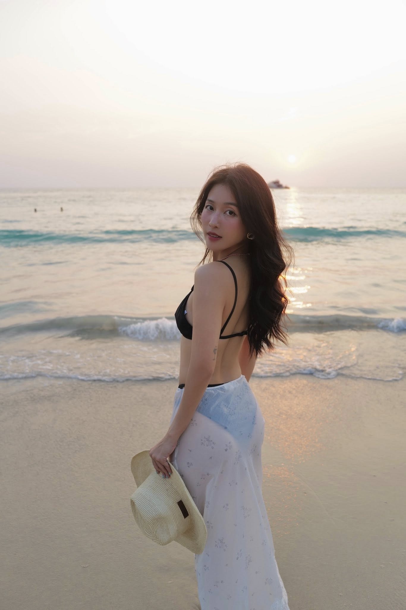 Võng lưng mịn màng, quyến rũ của Khả Ngân