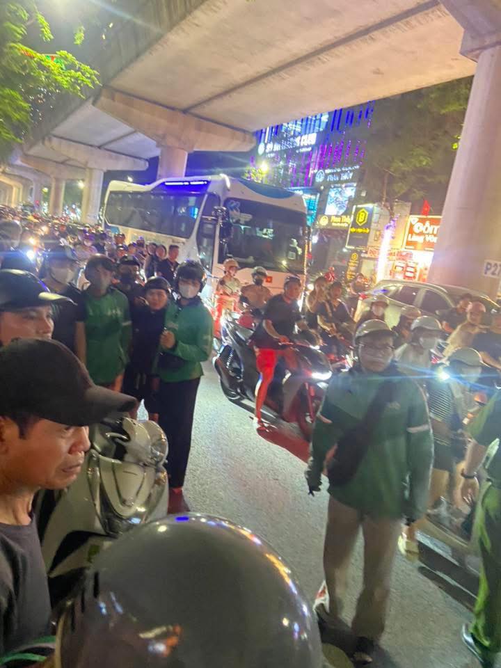  Vụ xô xát khiến cả đoạn đường tắc nghẽn. (Ảnh: MXH)